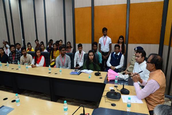 CM Shivraj : योजनाओं के क्रियान्वयन और जन-समस्या समाधान के लिए कार्य करें