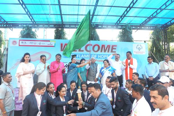 Special Olympic Flashlight Hand Over : राज्यपाल पटेल स्पेशल ओलंपिक टॉर्च हेंड ओवर कार्यक्रम में हुए शामिल…खिलाड़ियों का बढ़ाया उत्साह