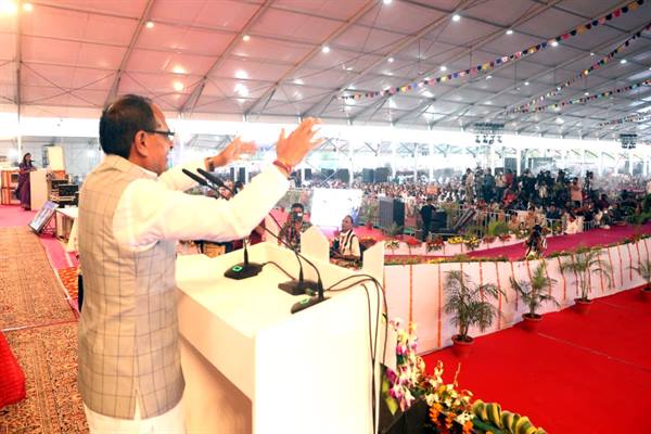 CM Ladli Behna Yojana : मुख्यमंत्री ने बहनों पर पुष्प-वर्षा के साथ किया राशि का अंतरण जबलपुर के राज्य स्तरीय कार्यक्रम से जुड़ी पूरे प्रदेश की बहनें