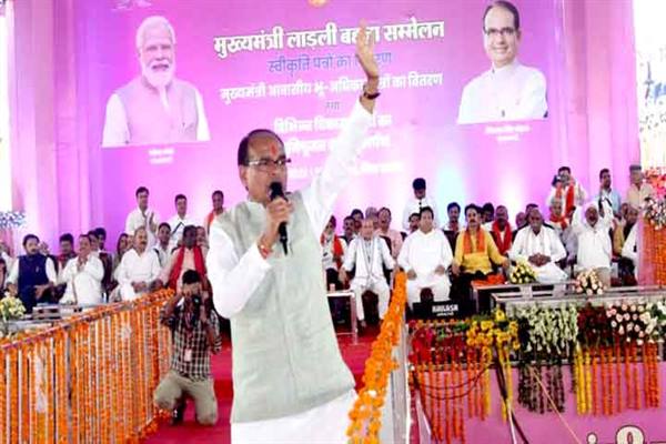 CM Ladli Behna Sammelan : मुख्यमंत्री लाड़ली बहना सम्मेलन में मुख्यमंत्री ने किया लाड़ली परिवार से संवाद…रायसेन के बम्होरी में हुआ विशाल मुख्यमंत्री लाड़ली बहना सम्मेलन