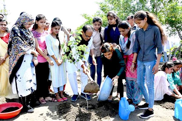 Tree Plantation : मुख्यमंत्री ने स्मार्ट उद्यान में लाड़ली बहनों के साथ लगाए पौधे