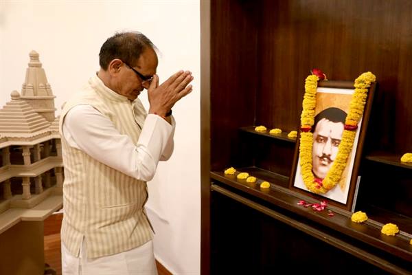 Wreath On Picture : मुख्यमंत्री शिवराज चौहान ने पं. राम प्रसाद बिस्मिल के चित्र पर माल्यार्पण किया