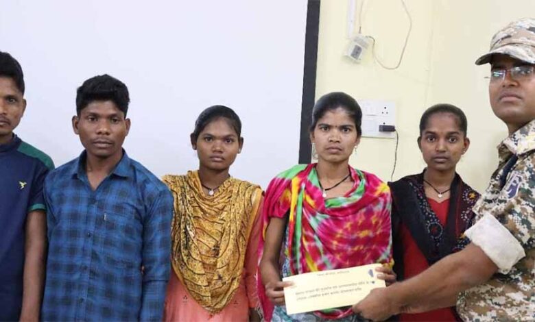 23 लाख रुपए के ईनामी 4 माओवादी सहित कुल 9 माओवादियों ने किया आत्मसमर्पण 23 लाख रुपए के ईनामी 4 माओवादी सहित कुल 9 माओवादियों ने किया आत्मसमर्पण